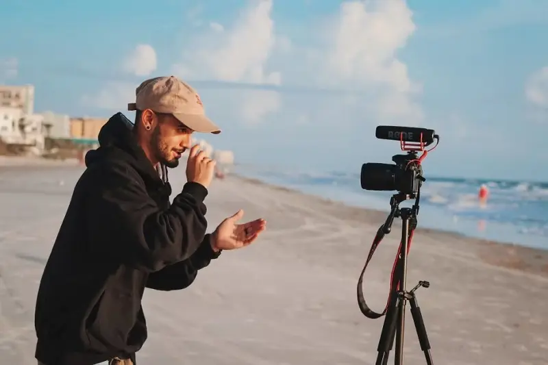 guy-vlogging