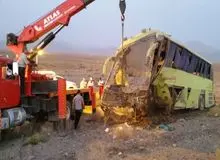 واژگونی اتوبوس تهران - یزد در بادرود / یک کشته و ۳ مصدوم