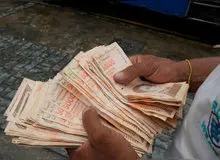 اذعان کیهان به موفقیت ونزوئلا بخاطر اتخاذ سیاستهای متضاد با دولت رئیسی/عوارض گمرکی کم شد،نگهداری دلار هم جرم نیست