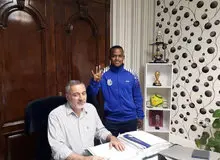 تصویری از لحظه ثبت قرارداد خرید جدید استقلال