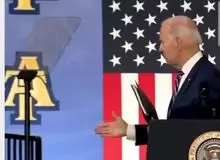 حواس‌پرتی مجدد بایدن سوژه خبرنگاران شد/ دست دادن رئیس جمهور آمریکا با خرزو خان/FILM