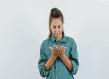 لرزش غیرارادی دست‌ها چیست و چگونه می‌توان آن را کنترل کرد؟