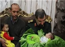 اشک و لبخند سرلشکر رضایی در دیدار با فرزند شهید مدافع حرم