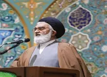 امام جمعه قم: تدابیر دشمن برای حذف رهبری همانند ونزوئلا بود 