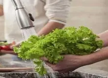 هرگز از مایع ظرفشویی برای شست و شوی سبزیجات استفاده نکنید!