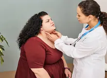 کم‌کاری تیروئید چیست؟ علل، علائم و درمان آن