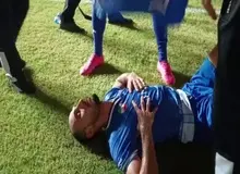  از حال رفتن بازیکن استقلال خوزستان بعد از پایان بازی شب گذشته به دلیل گرمای طاقت‌فرسای خوزستان+فیلم 