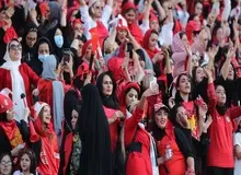 کیهان: زنان هم از رقابت با بی‌اخلاقی تماشاگران آقا جا نماندند 