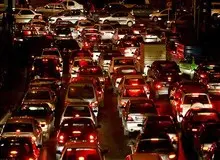 زنی در  مشهد ، با کشف حجاب و رقصیدن،بزرگراه را به هم ریخت