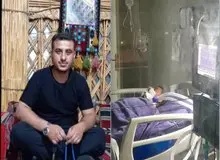 آبدارچی ساختمان فرمانداری شادگان به خاطر انتقالی از محل کارش خود را مقابل این ساختمان به آتش کشید 