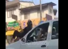 ببینید: نشستن یک زن جوان روی کاپوت ماشین در حال حرکت در چالوس+فیلم