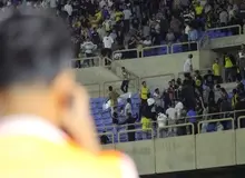 افتادن صفحه‌های فلزی سازه ورزشگاه شیراز روی سر تماشاگران/ امتیاز میزبانی ورزشگاه پارس شیراز تعلیق شد
