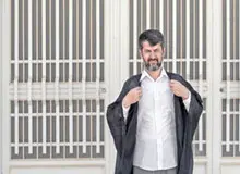 سردبیر سابق کیهان: دعوای قدرت میان جناح اصولگرایان و نیروهای انقلابی پیش از آغاز دولتشان سر باز کرده است 