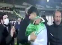 زانو زدن امیر عابد زاده مقابل پدرش پس از پایان بازی تیم ملی/ FILM