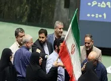نمایندگان مجلس پرچم ایران را در صحن مجلس چرخاندند +تصاویر
