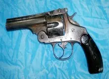 بازداشت دختر دانشجویی که اسلحه جنگی در خوابگاه نگه می‌داشت/ یکی از اعضای باند زورگیران مسلح تهران بازداشت شد