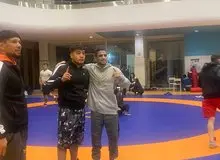 صف انتظار برای عکس با دو ستاره کشتی ایران در ریاض! / عکس