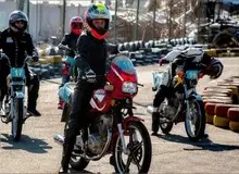 هیچ مغایرت قانونی وجود ندارد؛ اگر زنان تمایل داشته باشند باید بتوانند گواهی‌نامه موتورسیکلت دریافت کنند