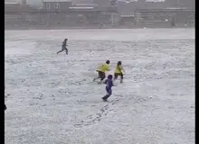 ببینید: فوتبال لیگ برتر بانوان زیر بارش شدید برف +فیلم