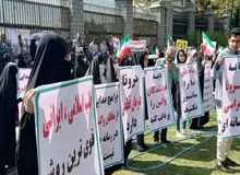  فروش روغن بنفشه، مرزن‌جوش و سفیدآب در حاشیه تجمع ضدواکسن امروز مقابل مجلس/FILM