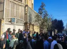 نیروهای بسیجی و انقلابی روبه روی مجمع محققین و مدرسین حوزه علمیه قم  تجمع کردند+عکس