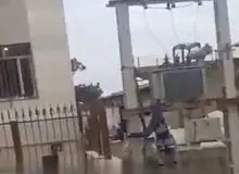 فیلم / سارقی که برای سرقت ترانس برق اقدام کرده بود در اثر برق‌گرفتی خشک شد!