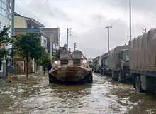 فیلم / تردد تانکهای ارتش در شیراز جهت نجات گرفتار شدگان احتمالی در سیل 