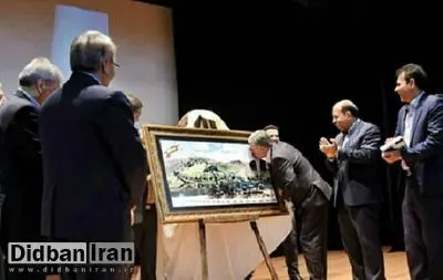 توضیح عبدالرضا عزیزی درباره بوسیدن تصویر وزیر کشور: باید دست رحمانی فضلی را میبوسیدم/ رحمانی فضلی در سیل اخیر، یک ماه به خانهاش نرفت