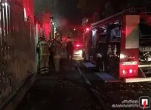 آتش گرفتن انبار ۳۰۰ متری لوازم لوکس خودرو در خیابان امیرکبیر