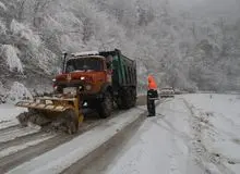 بارش شدید برف در جاده کرج - چالوس/ احتمال سقوط سنگ و بهمن در مسیرهای کوهستانی/ تردد بدون زنجیر چرخ ممنوع