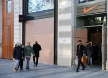 مغازه‌های خیابان شانزه‌لیزه تخته شد+ تصاویر
