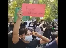 مهاجران افغانستانی مقابل دفتر سازمان ملل در تهران شعار «مرگ بر طالبان» سر دادند/ FILM 

