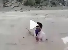 فیلم | ‏خبرنگار هندی روی دست حسینی بای زد!