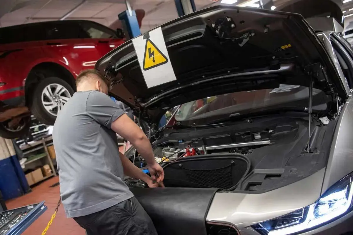 چرا تعمیر خودروهای برقی بیشتر از بنزینی زمان می‌برد؟