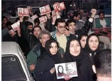 راهپیمایی هواداران فروهر در اعتراض به قتل او در خیابان انقلاب تهران/  ماجرای عریان کردن اجساد در جنایت فجیع قتل های زنجیره ای