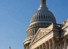 پلیس آمریکا مردی که با شاتگان به‌سوی ساختمان کنگره می‌دوید را بازداشت کرد
