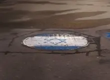 اقدام شهرداری مشهد؛ درج پرچم اسرائیل بر دریچه‌های فاضلاب! + عکس