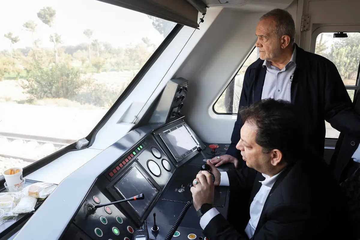 پزشکیان: دولت با تمام توان حامی توسعه راه‌آهن حومه تهران است/ رسانه‌ها مستمر پیگیری کنند