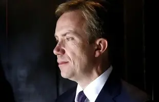 رئیس مجمع جهانی اقتصاد در پی بررسی روابط گذشته‌اش با جفری اپستین، استعفا داد