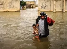 دو کودک در روستای سیل زده «مهرگی» جان خود را از دست دادند و سالمندان، کودکان و بیماران، در محاصره آب‌های گل‌آلود گرفتار مانده‌اند / هلال احمر: شمار جانباختگان در سیلاب جنوب کشور به ۷ نفر رسید / اینترنت و تلفن در بشاگرد و برق ۶۴ روستای این شهرستان هم قطع ش