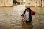 دو کودک در روستای سیل زده «مهرگی» جان خود را از دست دادند و سالمندان، کودکان و بیماران، در محاصره آب‌های گل‌آلود گرفتار مانده‌اند / هلال احمر: شمار جانباختگان در سیلاب جنوب کشور به ۷ نفر رسید / اینترنت و تلفن در بشاگرد و برق ۶۴ روستای این شهرستان هم قطع ش