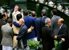 انتقادبه مراسم تحلیف/ ازسلفی گرفتن و خمیازه کشیدن و سرگرم بودن به موبایل تا خودکارنداشتن روحانی
