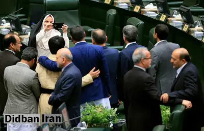 انتقادبه مراسم تحلیف/ ازسلفی گرفتن و خمیازه کشیدن و سرگرم بودن به موبایل تا خودکارنداشتن روحانی