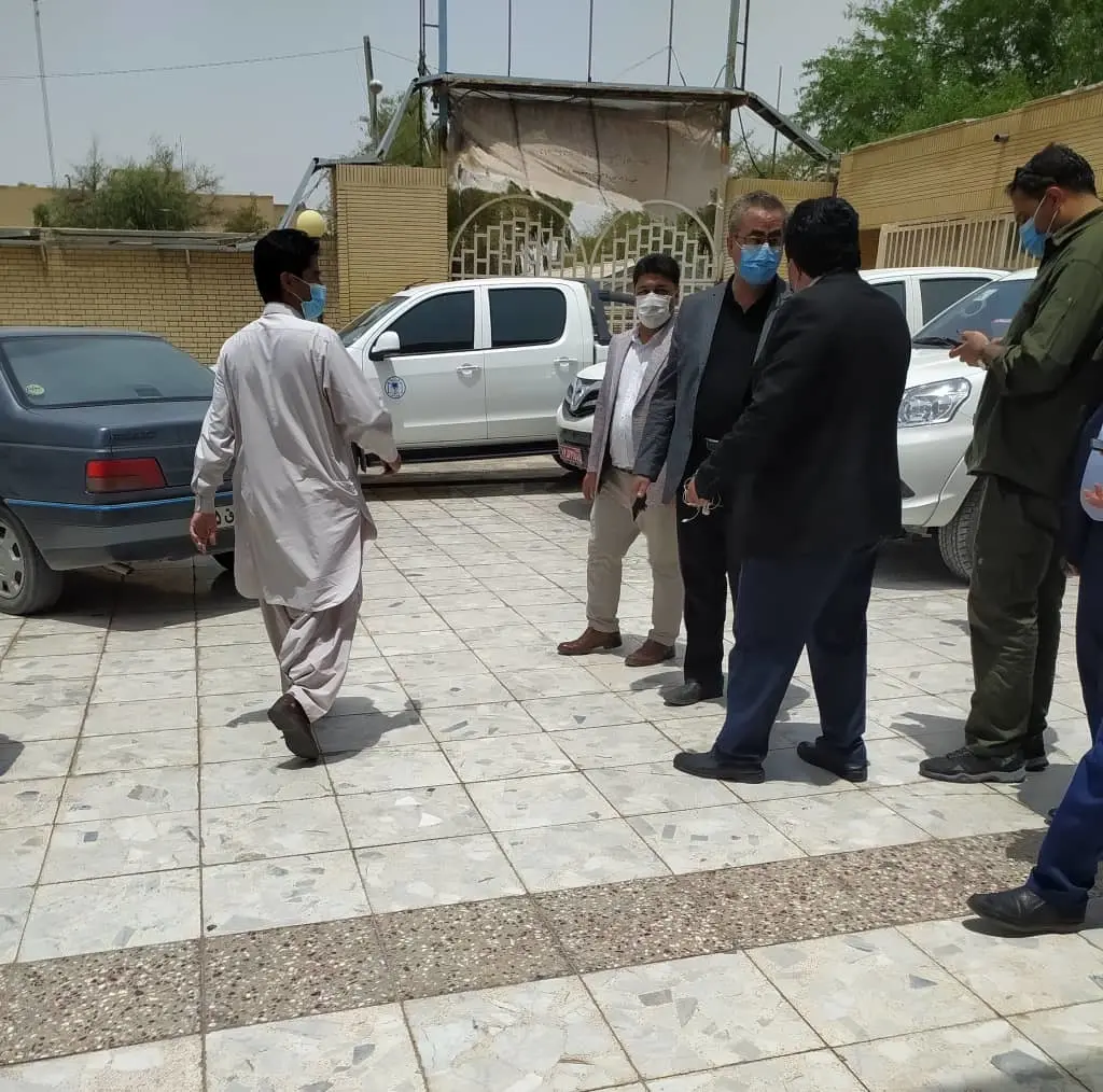 انتقاد شدید یک فعال اجتماعی به شو تبلیغاتی «کیانوش جهانپور»/ ملک رئیسی: همراهان مریض را در گرمای  ۴۵درجه از بیمارستان بیرون کردند تا جهانپور بازدید کند+تصاویر