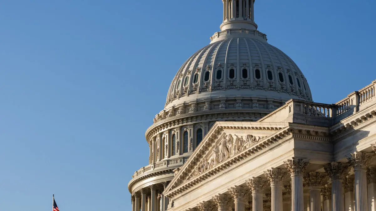 پلیس آمریکا مردی که با شاتگان به‌سوی ساختمان کنگره می‌دوید را بازداشت کرد