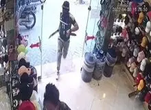 حمله  اراذل و اوباش با قمه به یک فروشگاه و غارت آن در مشهد/ FILM