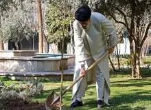 ابراهیم رئیسی یک اصله نهال بادام کاشت