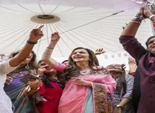 خبرسازترین زوج دنیا به همراه یک مادرشوهر مقتدر در پاریس/ نیتا امبانی کیست؟