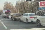 صف طولانی خودروهای لوکس برای خرید بنزین ۸۰ هزار تومانی/جزییات