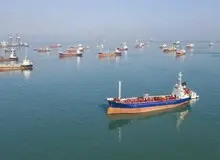 رویترز: ۱۵۰ نفت‌کش منتظر گذر از تنگه هرمز هستند